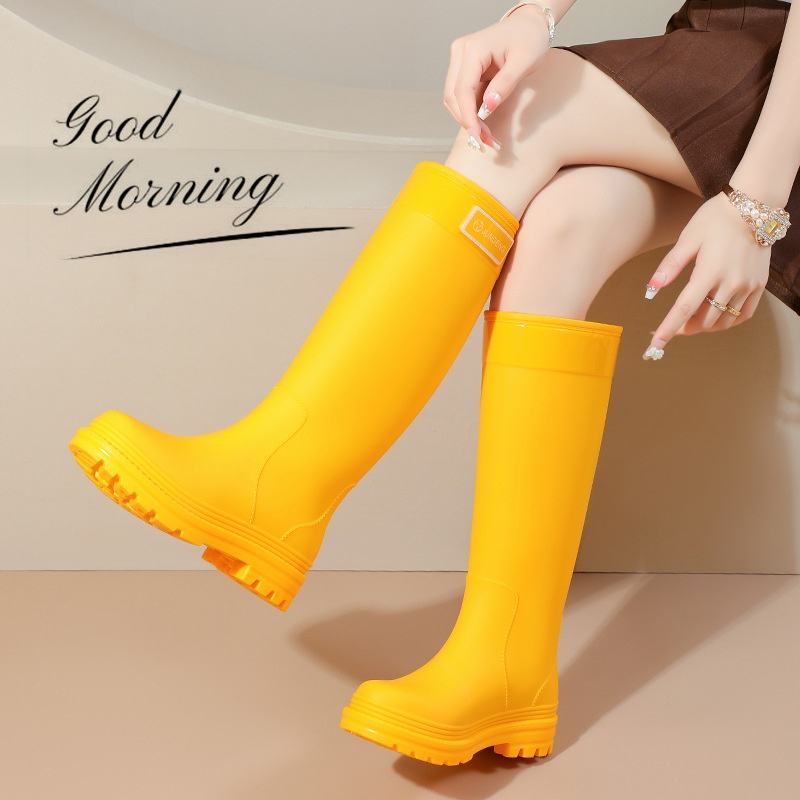 30dbe9af-04d4-49c0-93a8-203a0ccf1bd7_botas_de_pluèja_d'imatge_femeninas_amplas_pvc_mòbilas_antidèrrapants_impermeablas_botas_de_trabalh_per_la_cusina.jpg